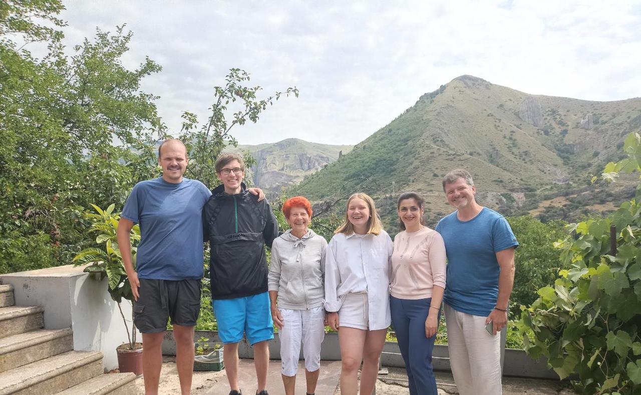 Nnn Guest House Goris Exterior photo