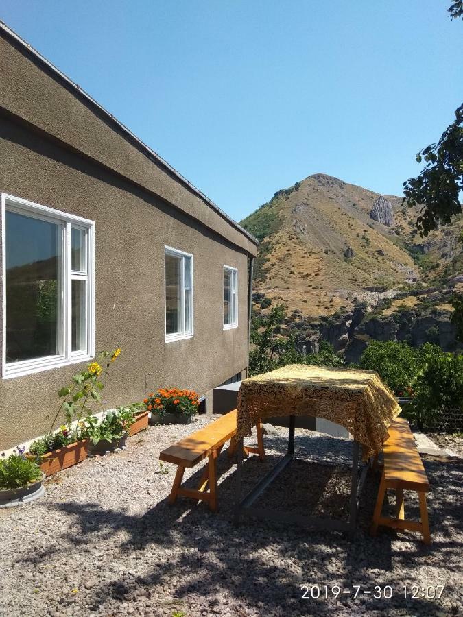 Nnn Guest House Goris Exterior photo